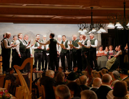 Männerchor auf der Bühne 