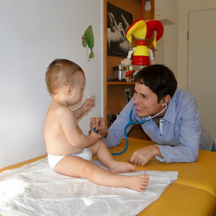 Kinderarzt München bei Untersuchung in München.