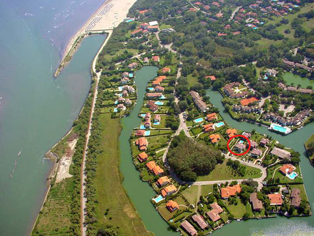 Luftaufnahme der Insel Albarella mit mehreren Häusern und Wasserflächen
