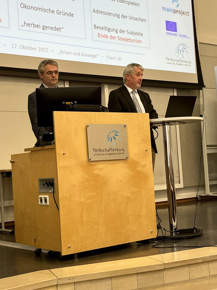 Prof. Dr. Georg Rainer Hofmann (rechts) und Joachim Schmitt, der sich um Technik und Moderation kümmert