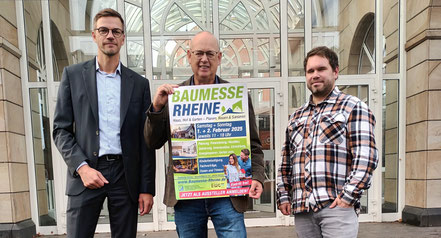 Freuen sich auf die Baumesse Anfang Februar 2025 in Rheine (von links): EWG-Geschäftsführer Ingo Niehaus, Veranstaltungsleiter Werner Berning und Leiter der Stadthalle Rheine, Stefan Heckhuis.