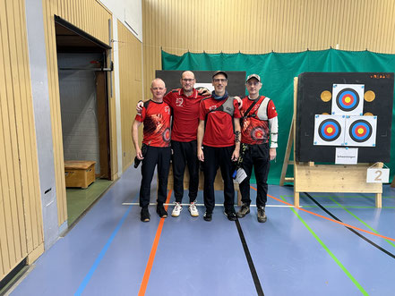 Die Blankbogenmannschaft der BSFD. Von Links: Martin Reinl, Eric Laleu; Jürgen Stumm und Matthias Schilling. Es fehlt Peter Haack