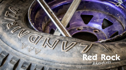Arbeiten an einem Reifen beim Land Rover Defender Workshop II