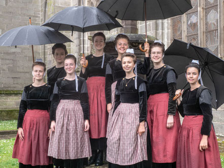 Le groupe ado du cercle celtique du Moulin Vert à Quimper en costume traditionnel à Quimper