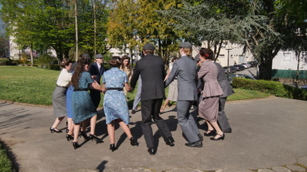 Danseurs et danseuses de Quimper en ronde de danse bretonne 