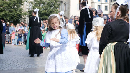 Le groupe enfant du cercle celtique du Moulin Vert à Quimper dansant des pas de danse bretonne