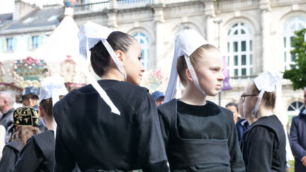 Le groupe enfant du cercle celtique du Moulin Vert à Quimper dansant des pas de danse bretonne