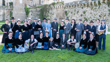 Photo du groupe Concours à l'épreuve Tradi'deiz organisé par Kenleur pour l'épreuve défilé et l'épreuve traditionnelle. Les danseurs posent dans la pelouse en costume traditionnel et citadins des années 30.