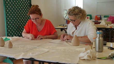 Couturières brodeuses du cercles travaillant sur les costumes du cercle celtique du Moulin Vert de Quimper