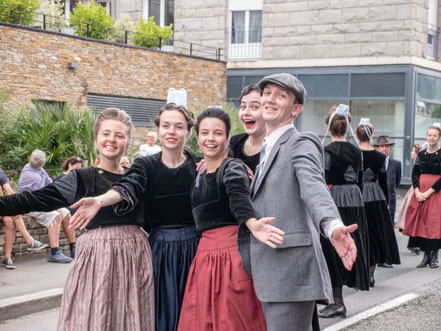 Les danseurs du cercle celtique Korriganed Ar Meilhoù Glas, cercle celtique du Moulin Vert heureux de défiler pour le festival de Cornouaille