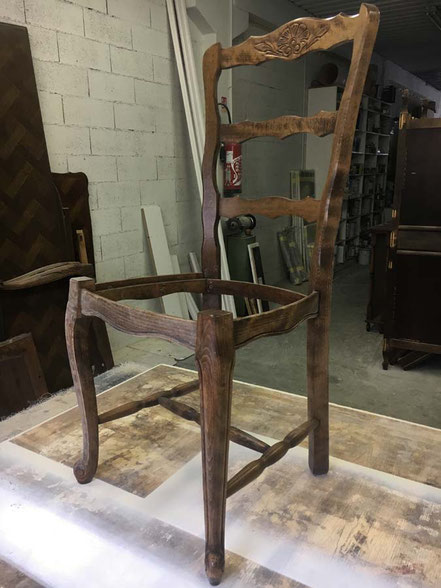 Artisan renovation peinture chaises en bois