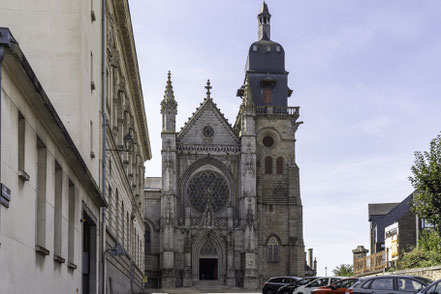 Bild: Ostfassade und Eingang der Èglise Saint-Léonard