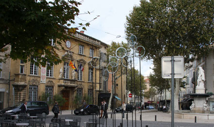 Bild: Hôtel de Ville mit Statue des Ing. Adam de Craponne