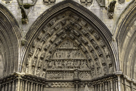 Bild: Tympanon an der Ostfassade der Cathédrale Notre-Dame de Bayeux in Bayeux