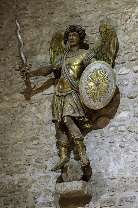 Bild: Statue des Saint-Michel in der Abbaye Saint-Michel-de-Cuxa