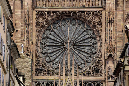 Bild: Rosette über dem Hauptportal der Cathédrale Notre-Dame in Strasbourg
