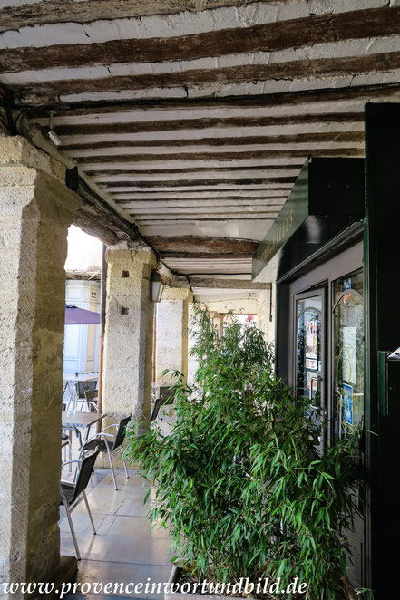 Bild: Typische provenzalische Kollonade in Cavaillon