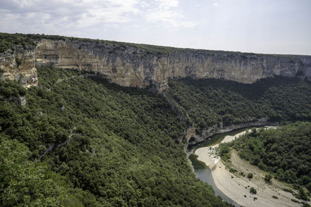 Bild: Blick vom Belvédère les Templiers auf den Cirque de Madeleine in der Gorges de l´Ardèche 