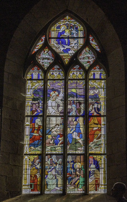 Bild: Glasfenster in der Église Saint-Sulpice de Fourgères in Fourgères