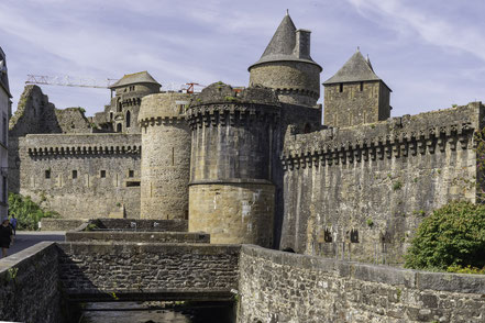 Bild:Blick auf das Château mit der Porte Notre-Dame de Fougères in der Mitte 
