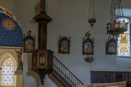 Bild: Kanzel und Kreuzweg der Église Sainte-Eulalie de Lesun