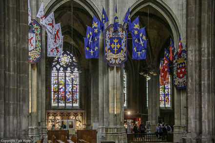 Bild: Beeindruckende bunte Glasfenster der Cathédrale Sainte-Croix d´Orléans in Orléans