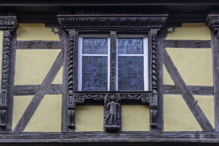 Bild: Holzverzierung am Haus des Weinschmeckers, Maison de Gourmet "a l´etoile" in Riquewihr im Elsass, Frankreich 