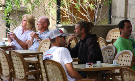 Bild: Straßencafe in der Provence