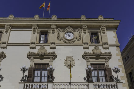 Bild: Das Rathaus am Plaça de la Vila in Vilafranca del Penedès