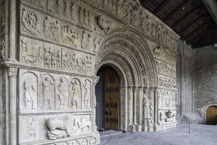 Bild: kunstvolles Portal aus dem 12. Jahrhundert in Ripoll, Spanien