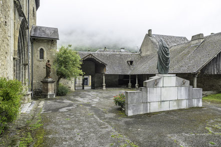 Bild: Vorhof der Kirche Église Saint-Jean-Baptiste in Campan