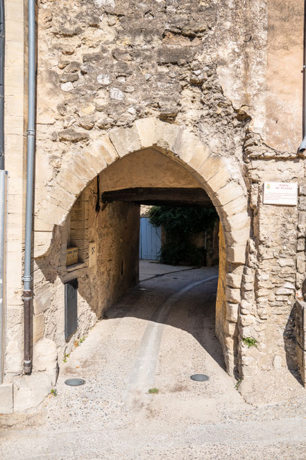 Bild: Tor an der alten Stadtmauer in Mazan, Vaucluse, Provence 