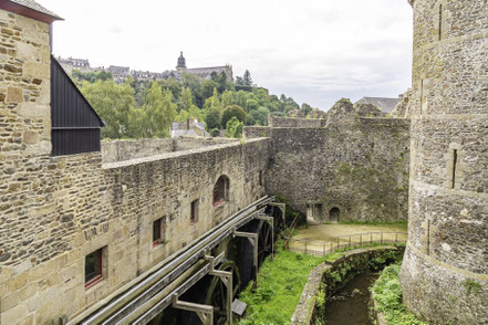 Bild: Blick vom Burghof auf die Mühlräader des Château de Fougères in Fougères