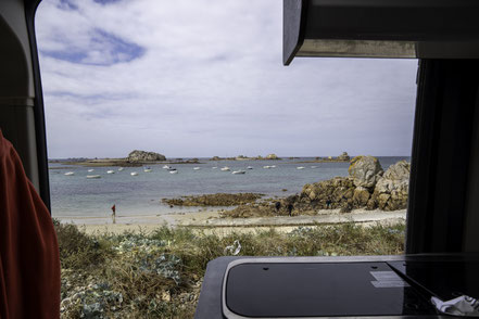 Bild: Mittagspause am Strand der "Rosa Granitküste"