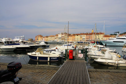 Bild: Hafen in Saint-Tropez, links hinten der Tour du Portalet