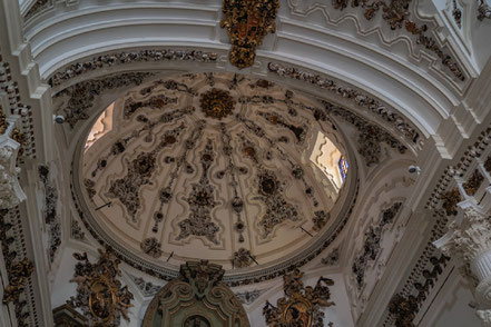 Bild: Die Kuppel in der Iglesia Parroquial de Santiago in Málaga