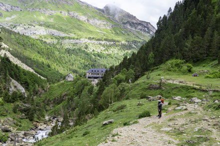 Bild: Wanderung im Cirque de Gavarnie, Hautes-Pyrénées, Blick auf das Hotel du Chirque et de la Cascade