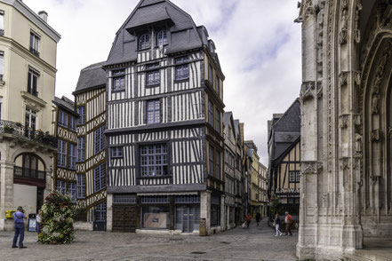 Bild: Das "Haus das sich neigt" am Place Barthélémy in Rouen