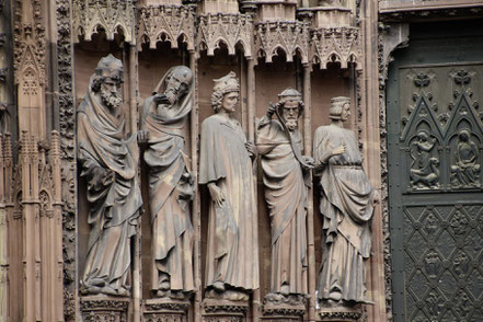 Bild: Statuen links am Hauptportal der Cathédrale Notre-Dame in Strasbourg