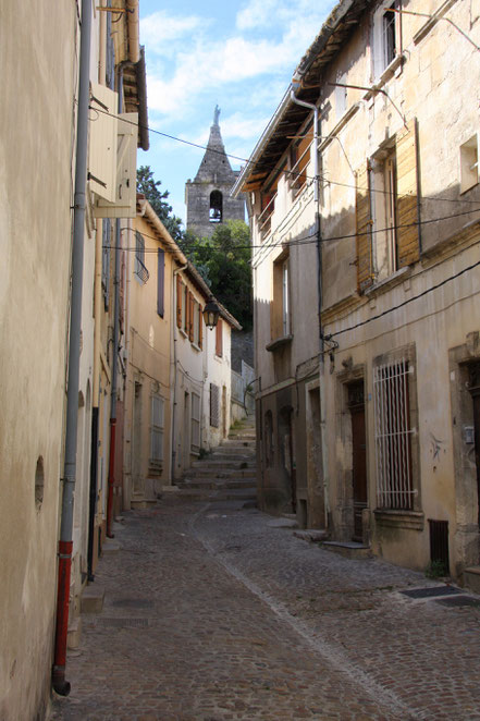 Bild:Weg vom Parkplatz am Boulevard Emile Combes zur Èglise Note Dame de La Major in Arles