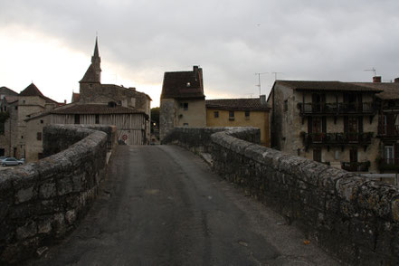 Bild: alte Brücke über die Baise in Nérac