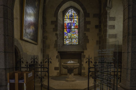 Bild: Taufbecken und Buntglasfenster in der Èglise Saint-Léonard