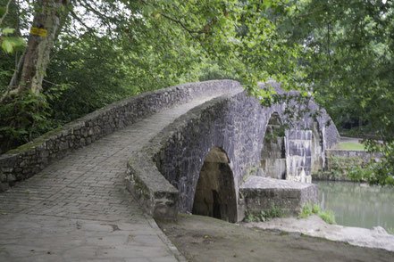 Bild: Pont romain in Ascain im französischen Baskenland