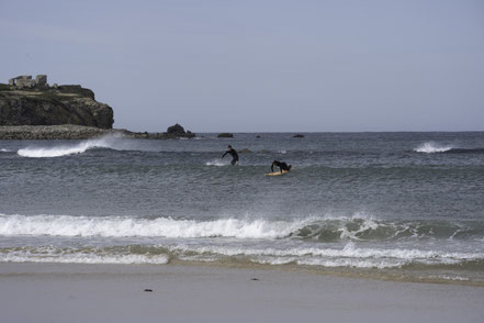 Bild: Surfer in Peniche am Strand 