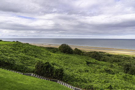 Bild: Blick auf die Omaha Beach vom Cimetière américain de Colleville-sur-Mer