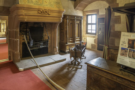 Bild: Kamin im Schlafzimmer des Château du Haut-Koenigsbourg im Elsass, Frankreich