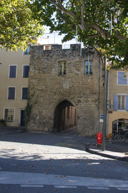 Bild: Stadttor in Mazan bei Rundfahrt im Vaucluse