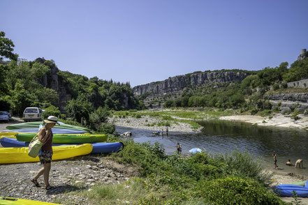 Bild: Am Strand der Ardèche in Balazuc