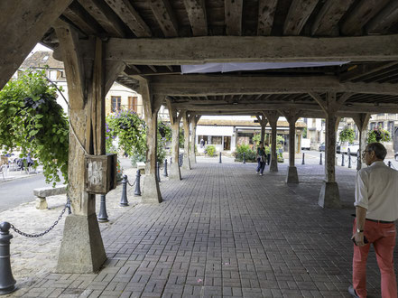 Bild: die offene Markthalle in Lyons-la-Forêt