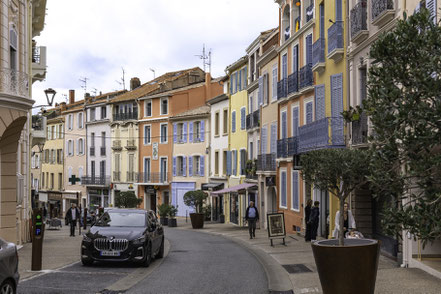 Bild: Pastellfarbene Häuser in der Altstadt von Fréjus